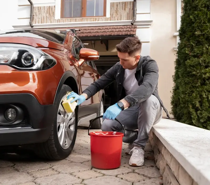 Lavage auto à domicile Saint-Gervais-la-Forêt : professionnel intervenant sur un véhicule
